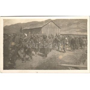 1915 Hajasd, Voloszjanka, Volosyanka; orosz hadifoglyok a laktanya előtt / Gefängene Russen vor der Baracke ...
