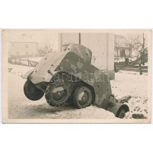 1939 Munkács, Mukacheve, Mukachevo, Mukacevo; Január 6-án orosz végen elfogott cseh tank árokba borulva, télen...