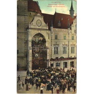 Olomouc, Olmütz; Astronomische Kunstuhr während des Glockenspiels, F. Wenzel / shop, astronomical clock...