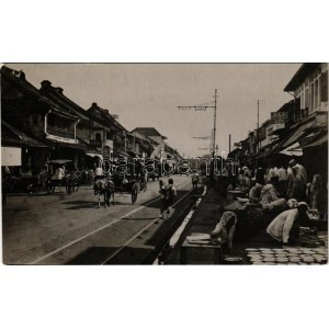 1933 Jakarta, Batavia; street view with market vendors, Coiffeur Boen Pin & Co., Toko Nio Tong King, shops. photo (EK...
