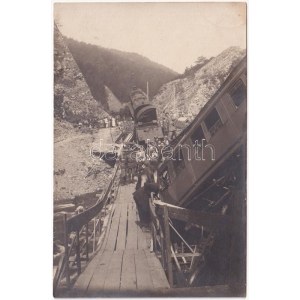 1922 Comarnic, Komarnik; accident feroviar / beszakadt vasúti híd a leesett vonatszerelvényekkel ...