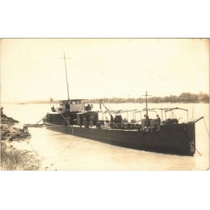 Magyar Királyi Folyamőrség teherszállító hajója, matrózok. Nyugat Fotószalon / Royal Hungarian River Guard cargo ship...