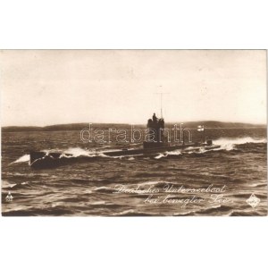 Deutsches Unterseeboot bei bewegter See. Kaiserliche Marine / German Navy submarine