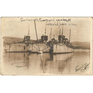 Kotor, Cattaro; Osztrák-magyar torpedónaszádok a kikötőben: SM Tb 64 F (ex Triton), SM Tb 72 F (ex Kormoran)...