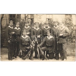 Magyar Királyi Folyamőrség matrózai szuronypuskákkal / Mariners of the Hungarian Royal River Guard with guns...