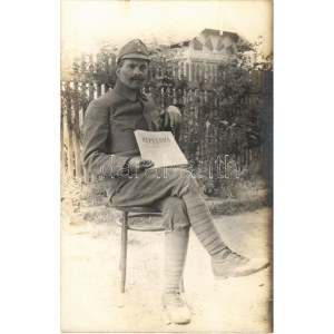 1918 Budapest IV. Újpest, magyar katona a Népszava újsággal / Hungarian soldier with newspaper...