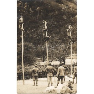 Első világháborús osztrák-magyar katonák rúdmászó verseny közben a táborban / WWI K.u.k. (Austro-Hungarian...