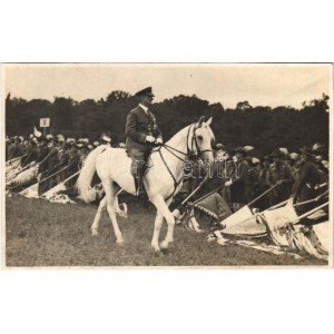 1933 Gödöllő, Cserkész Világ Jamboree, Horthy Miklós fehér lovon zászlókat tartó cserkészek előtt / IV. Scout Jamboree...