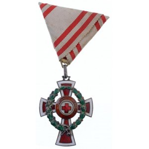 1914. A Vörös Kereszt II. Osztályú Díszjelvénye hadidíszítménnyel jelzett, zománcozott Ag kitüntetés mellszalagon T...