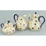 Zsolnay porcelán négy személyes teás készlet kiöntőkkel, cukordobozzal. Historizáló, virágos dekor, 1903 körüli...