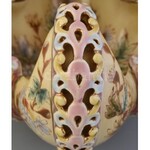 Zsolnay kínálótál. Porcelánfajansz, kívül- belül színesen festett virágmintás...