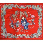Kínai selyem fali terítő figurális-florális motívumokkal, selyem fonállal hímzett, 1940-50 körül...