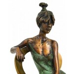 Kutas László (Budapest, 1936 - ) Lány, széken. Patinázott bronz, jelzett, soszámozott 1/4. m...