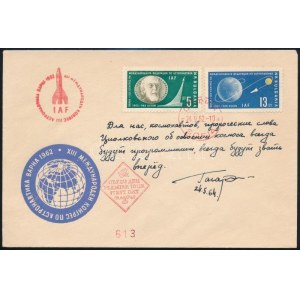 1964 Jurij Alekszejevics Gagarin (1934-1968) szovjet űrhajós autográf sorai és aláírása borítékon alkalmi bélyegzéssel...
