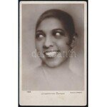 1939 Josephine Baker (1906-1975) táncosnő aláírása egy őt ábrázoló képeslapon, 14x9 cm/ 1939 Josephine Baker (1906-1975...