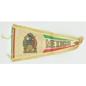 1977 Mexikó: Magyarország (1:1) labdarúgó mérkőzésen a mexikói csapat tagjai által aláírt zászló ...