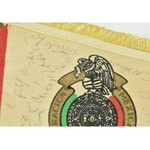 1977 Mexikó: Magyarország (1:1) labdarúgó mérkőzésen a mexikói csapat tagjai által aláírt zászló ...