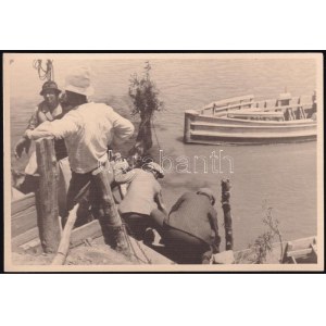cca 1935 Merítés a Jordán folyóból, magyar zarándokcsoport jeruzsálemi útján készült fotó, hátoldalon feliratozva, 8...