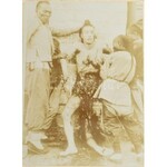 cca 1900 Kína, fotóalbum a boxerlázadás idejéből, kínai város- és életképekkel, emellett külföldi csapattestek, pl. K.u...