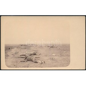 cca 1916 Halottak hevernek a földön egy ütközet után a harctéren, fotó, 8,5×14 cm / fallen soldiers on the battlefield...