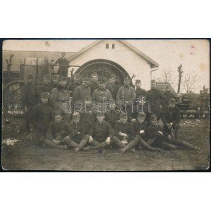 1921 Katonai csoportkép a nagytétényi lőtéren, fotólap, a hátoldalon feliratozva, kis kopásnyomokkal és kis folttal, 8...