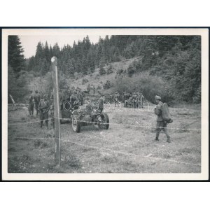 1942 Páncéltörő ágyúink előrenyomulás közben, hátoldalon feliratozott eredeti fotó, szép állapotban, 13...