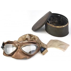 II. világháborús pilóta szemüveg dobozával, tartalék lencsével. Emblémával jelzett, szellőzőnyílással. Fém, bőr, gumi...