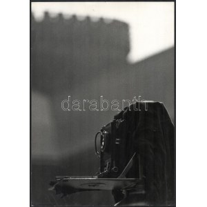 1986 Arató Tibor budapesti fotóművész pecséttel jelzett vintage fotóművészeti alkotása (Ódon falak), szélén törésnyomok...