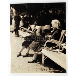 cca 1930 Pöltinger Gusztáv: Batyuzók a pesti korzón, aláírt vintage fotóművészeti alkotás...
