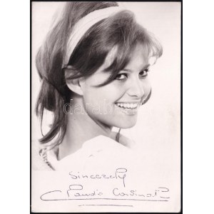 cca 1960 Claudia Cardinale (1938- ) tunéziai születésű olasz színésznő fotója sokszorosított aláírással, 14,5x10...