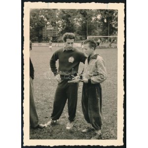 1954 Bozsik József (1925-1978) Solothurnban autogrammot ad edzés közben, 1954-es világbajnokság, fotó...