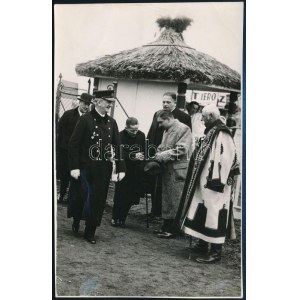 cca 1938 Horthy Miklós kormányzó látogatása a Budapesti Nemzetközi Vásáron, találkozó juhászokkal, hátoldalon pecsételt...