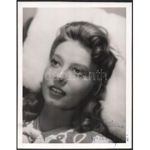 1940 Szeleczky Zita (1915-1999) színésznő nagyméretű dedikált fotója, az egyik sarkán kis gyűrődéssel...