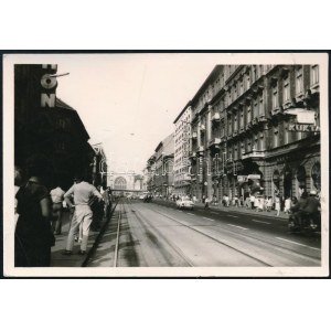 1970 Bp. VIII., Rákóczi út a Keleti pályaudvarral, hátoldalán kissé sérült, feliratozott fotó, 10,5x7...