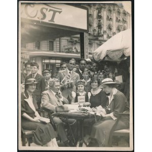 cca 1930-1940 Budapest, Az Est teraszán, Solty Kató pecséttel jelzett fotója, felületi sérülésekkel, 15×11...