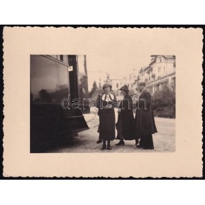 cca 1920 Tátra, Csorba-tó, villamosra várók az Újszálloda előtt, hátoldalán feliratozott fotó / Tatry, Štrbské pleso...