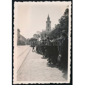 cca 1930-1940 Sátoraljaújhely, Főtér a Kossuth-szoborral és a Hegyközi kisvasúttal, hátoldalán feliratozott fotó, 8...