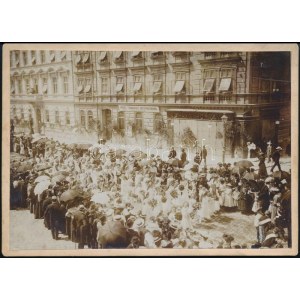cca 1900 Bécs, felvonuló emberek, üzletek nagyobb keményhátú fotó 18x13 cm / Vienna marching people...