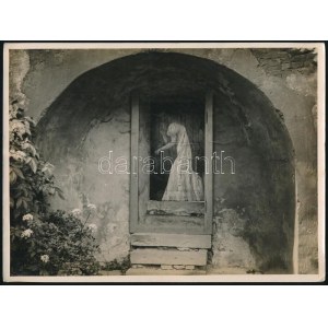 cca 1930 Lőcse, a fehér asszony, hátoldalon feliratozott fotó Erdélyi műterméből, hidegpecséttel jelzett, 18×23...