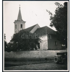 cca 1938 Tornaújfalu (Felvidék), római katolikus templom autóval, hátoldalon feliratozott Várnai Dezső fotó...