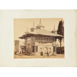 cca 1880-1900 Isztambul, Topkapi palota, III. Ahmed szultán szökőkútja, kartonra kasírozott fotó, 26,5x21,5 cm ...