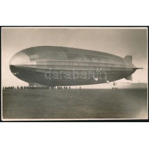 1931 Budapest, Az LZ127 Graf Zeppelin léghajó Csepelen, fotó, szép állapotban, 8,5×13,5 cm