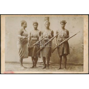 cca 1900 Fekete nőkből álló, puskákkal felfegyverzett (afrikai?) női katonák vagy felkelők...