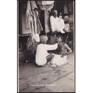 cca 1920-1930 The Indian Barbar, photo / Indiai borbély munka közben, fotólap, 13,5x8,5 cm