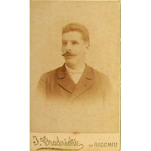 Fotografia portretowa na tekturce firmowej J. Grodzicki w Radomiu