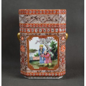 Puzdro famille rose, sygn. Qianlong, Chiny, XX w.