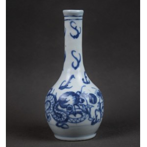 Wazonik w formie butli ze smokami, Chiny, XIX/XX w.