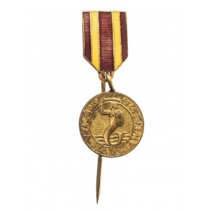 Miniatura medalu za Warszawę 1939-1945, wykonana przez Józefa Panasiuka