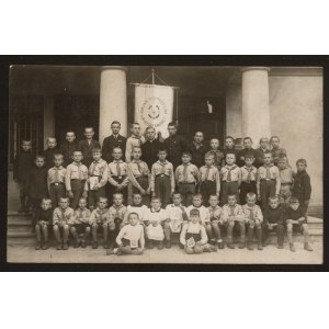 Skarżysko - Kamienna. Zdjęcie szkolne w formacie pocztówkowym.