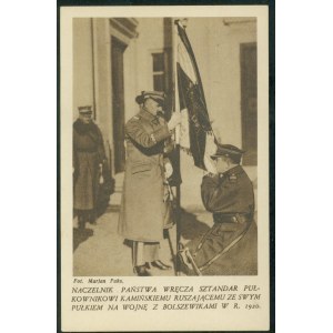 Naczelnik Państwa wręcza sztandar pułkownikowi Kamińskiemu ruszającemu ze swym pułkiem na wojnę z bolszewikami w roku 1920,